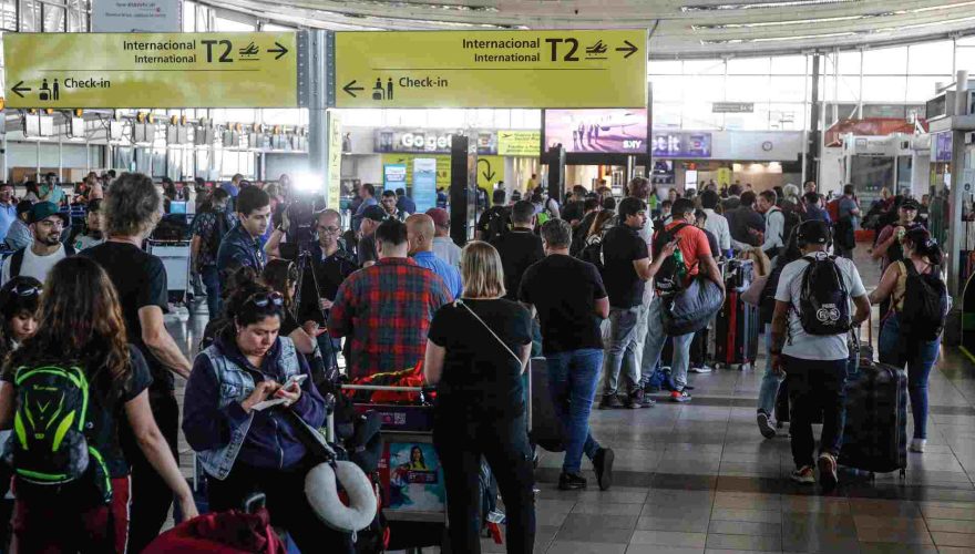 Paro de trabajadores en Aeropuerto de Santiago: revisa si tu vuelo fue reprogramado