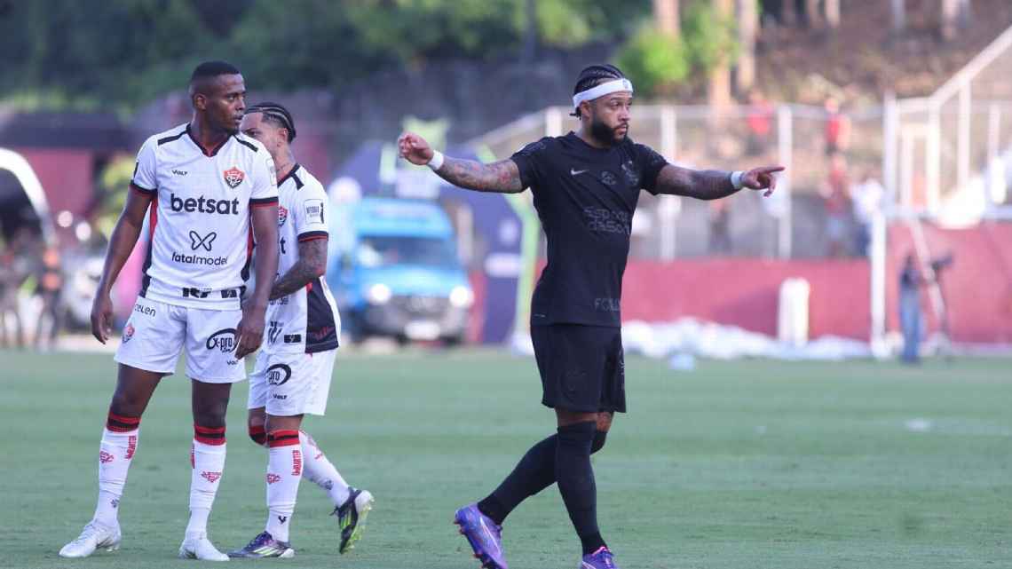 Corinthians supera falha de Hugo Souza, vira pra cima do Vitória com Depay decisivo e ‘respira’ no Brasileirão