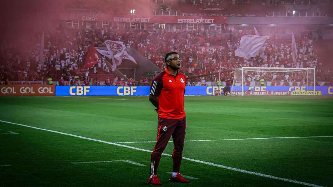 Roger Machado dá forte relato sobre ser único técnico negro do Brasileirão: ‘Futebol reflete o que somos como sociedade’