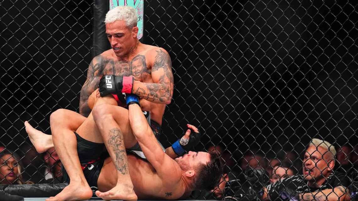 Charles do Bronx detona árbitros do UFC após polêmicas em luta com Chandler: ‘Na próxima, quero sem juiz’