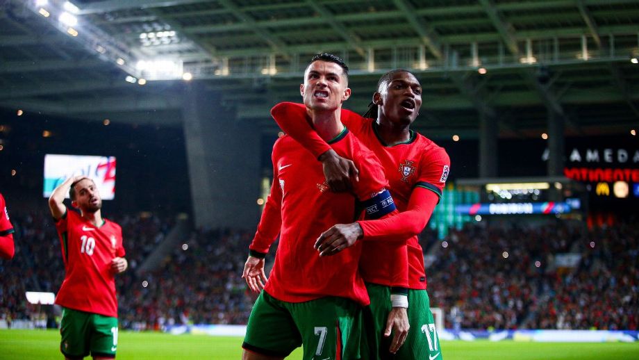 Cristiano Ronaldo tira onda com ‘cavadinha’ e bicicleta, chega a 910 gols, e Portugal avança na Nations League com goleada