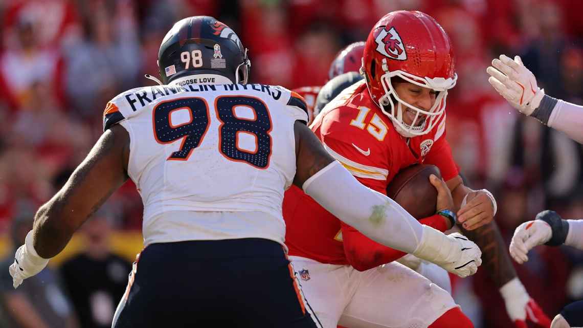 Com lance espetacular no fim, Chiefs batem os Broncos e seguem 100% na NFL; Steelers superam os Commanders