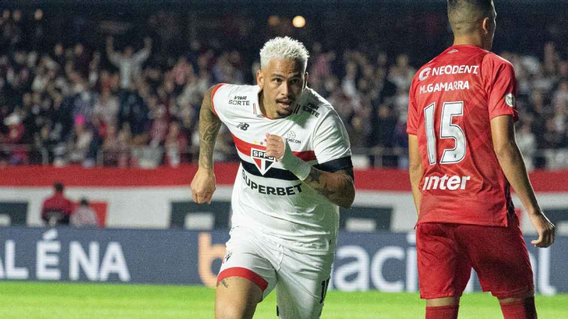 Com gol no finalzinho, São Paulo bate o Athletico-PR, segue sonhando com o G-4 e afunda o rival