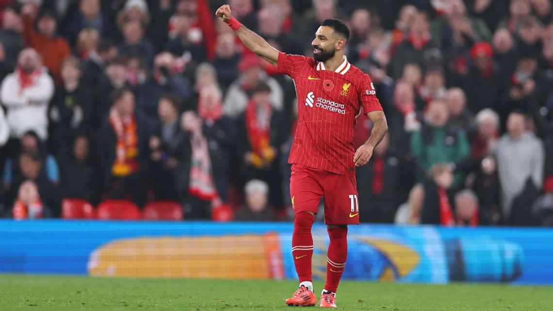 Liverpool vence Aston Villa com brilho de Salah e abre vantagem sobre o City na liderança da Premier League