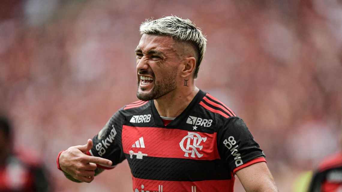 Arrascaeta liga alerta em Flamengo x Atlético-MG e admite cirurgia no joelho: ‘Talvez tenha que fazer uma limpeza no fim do ano’