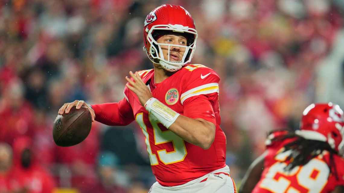 Mahomes brilha e comanda vitória na prorrogação dos Chiefs sobre os Buccaneers no Monday Night Football