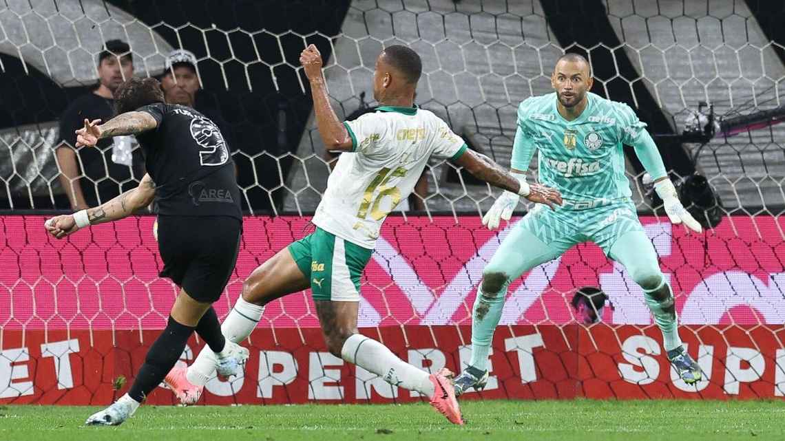 Weverton ‘culpa’ gramado do Corinthians por falha em gol de Yuri Alberto: ‘A bola anda mais rápido’