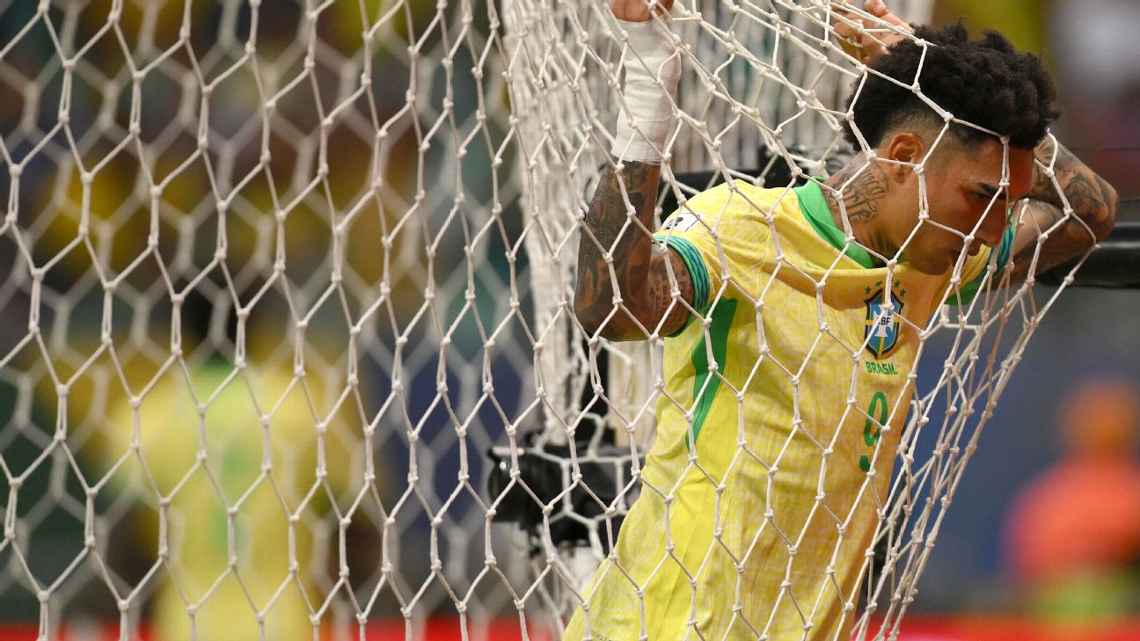 Brasil chega para o último terço das eliminatórias com pior campanha no século; veja números