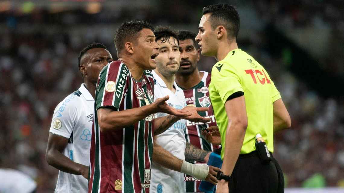 Presidente do Fluminense detona arbitragem após empate com Grêmio: ‘Mal-intencionado e imaturo’