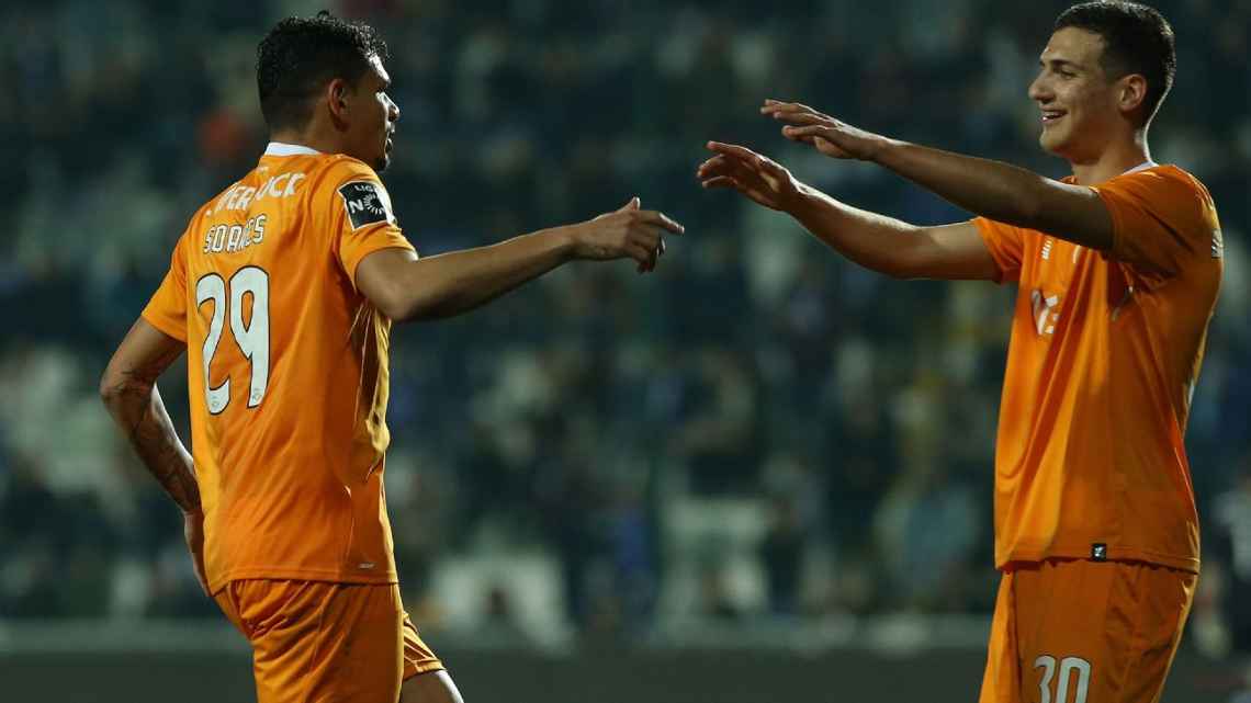 Por que titular do Manchester United torcerá pelo Botafogo na final da Libertadores?