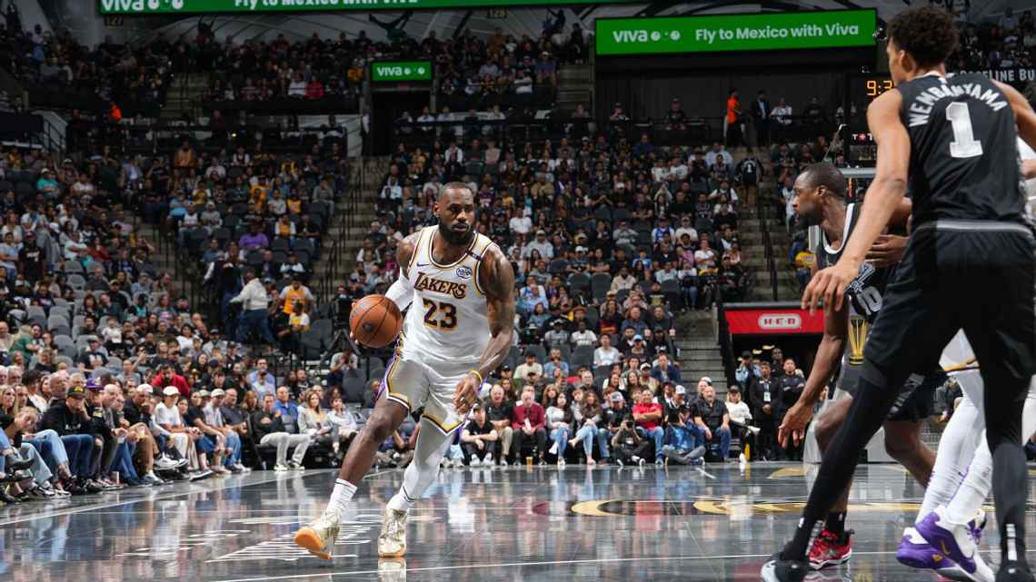 LeBron faz quarto triplo-duplo seguido, Davis anota 40 pontos, ofuscam Wemby, e Lakers vencem os Spurs