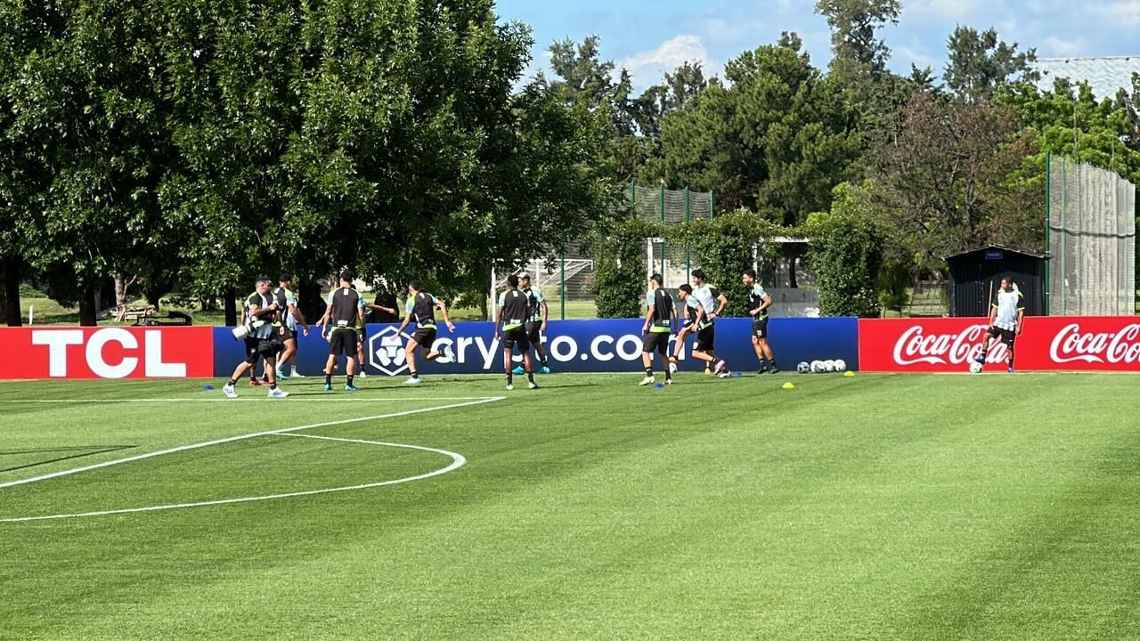 Primeiro treino do Botafogo na Argentina tem titulares no regenerativo e Bastos fazendo tratamento intensivo