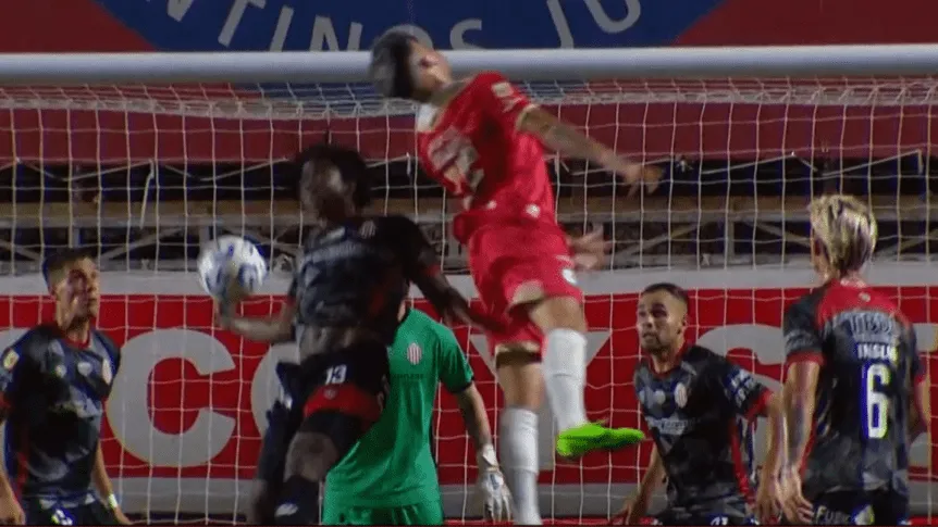 La mano de Sánchez por la que todos en Argentinos Juniors pidieron penal contra Barracas Central