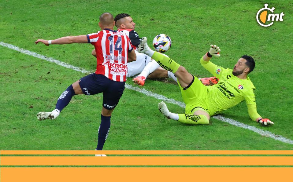 ¡Polémica! Chivas se adelantó ante Atlas con un penal revisado en el VAR