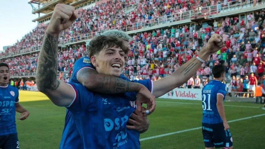 Unión sufrió, pero aprovechó el jugador de más y se quedó con tres puntos ante Atlético Tucumán