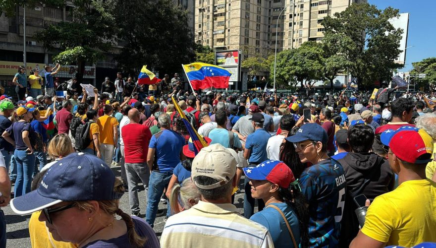 VIDEOS – A horas de la toma de posesión: venezolanos marchan contra Maduro y ya se reportan primeros incidentes