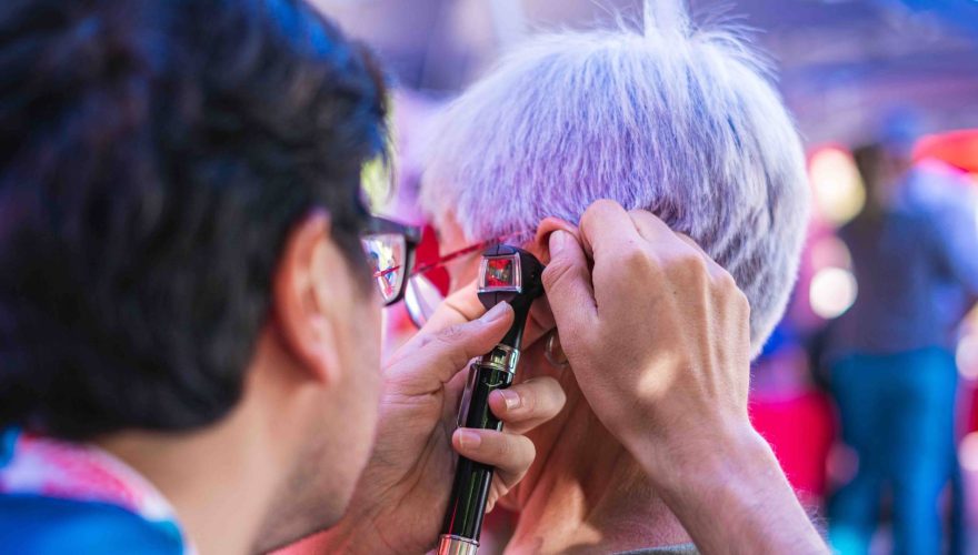 Tras caso de hija de líder de Lucybell: cómo evitar la otitis durante el verano