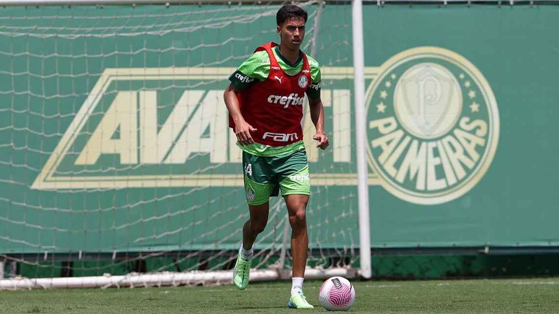 Manchester City faz oferta formal por Vitor Reis, e Palmeiras discute próximos passos