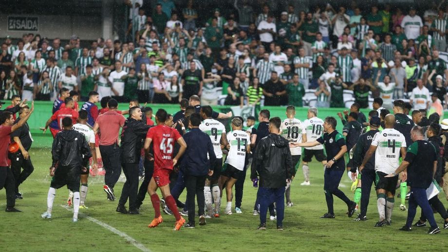 Coritiba x Athletico-PR termina em empate, pancadaria e ofensas racistas a Léo