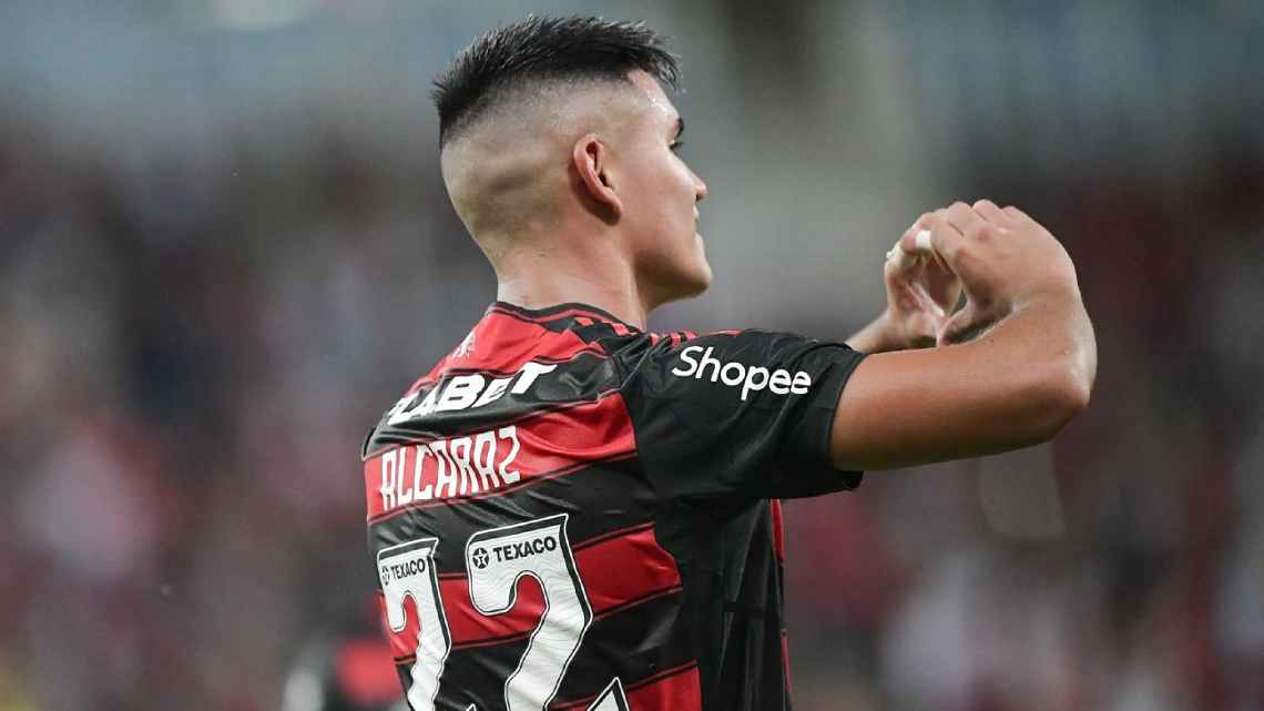 Por que Flamengo liberou Alcaraz um dia após gol e elogios de Filipe Luís? José Boto explica