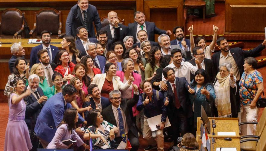 La política de los acuerdos 2.0: PC y Chile Vamos se unen para celebrar la reforma de pensiones con dardos a Republicanos