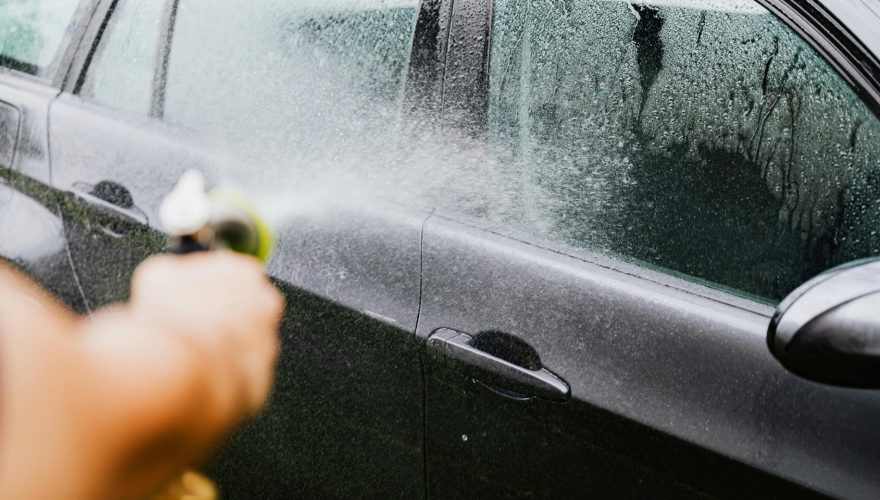 Aunque no lo creas: la multa que arriesgas por lavar el auto en la calle