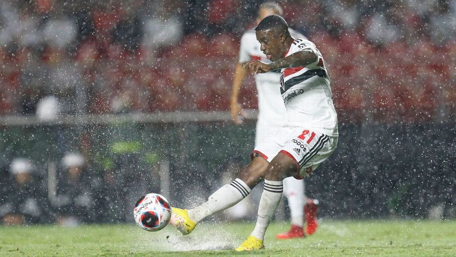 Volante encostado no São Paulo rescinde contrato e fecha com time que jogará a Libertadores