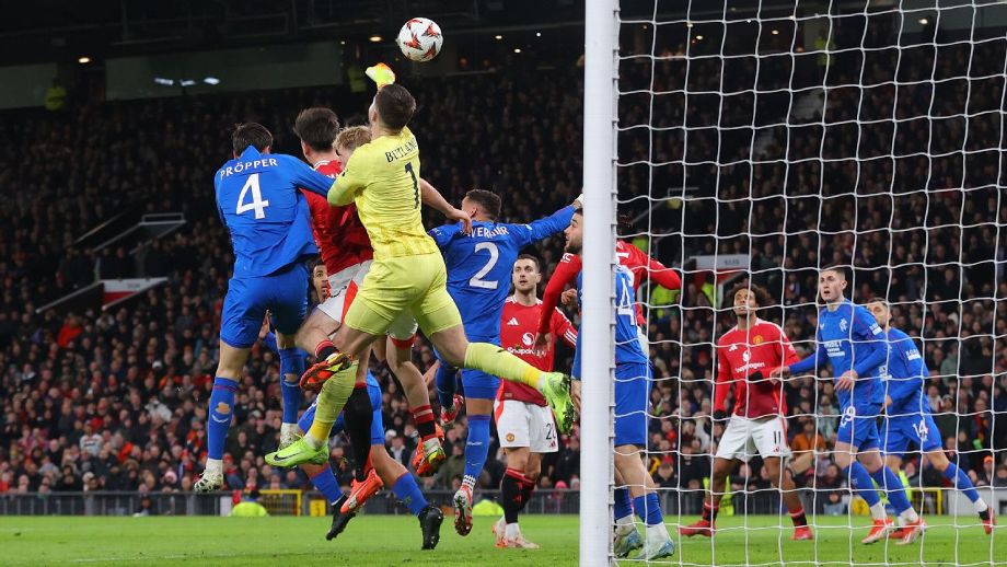 United conta com gol contra bizarro de ex-goleiro da Inglaterra, é ‘salvo’ por Bruno Fernandes no fim e vence Rangers na Europa League