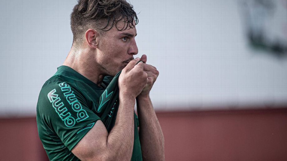 São Paulo abre conversa com Coritiba por lateral-direito de 22 anos