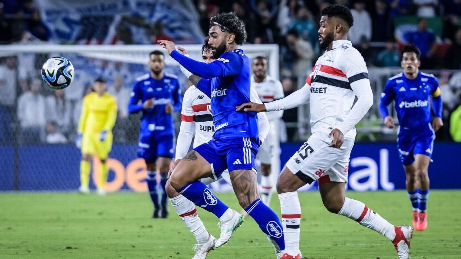 Nas estreias de Oscar e Gabigol, Cruzeiro faz gol com 30 segundos, mas São Paulo empata após trapalhadas de Cássio e Fabrício Bruno