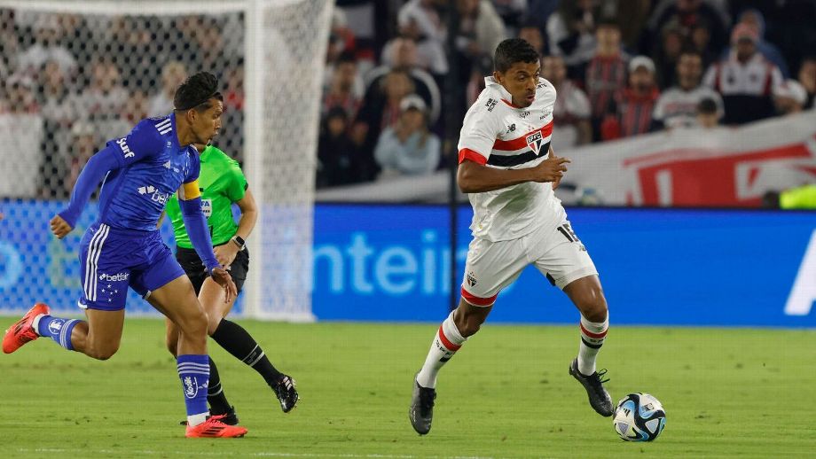 Luiz Gustavo sofre fratura no pé e desfalca São Paulo por mais de um mês