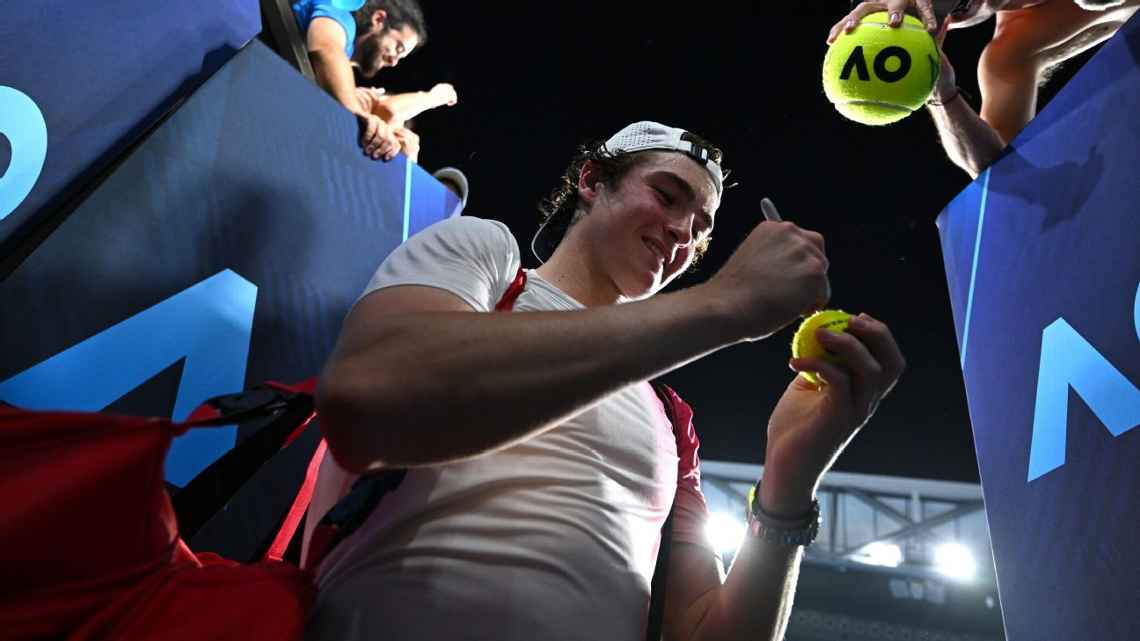 Elogios de Djokovic e Alcaraz transformam João Fonseca, sem perder sets em 2025, em destaque do Australian Open