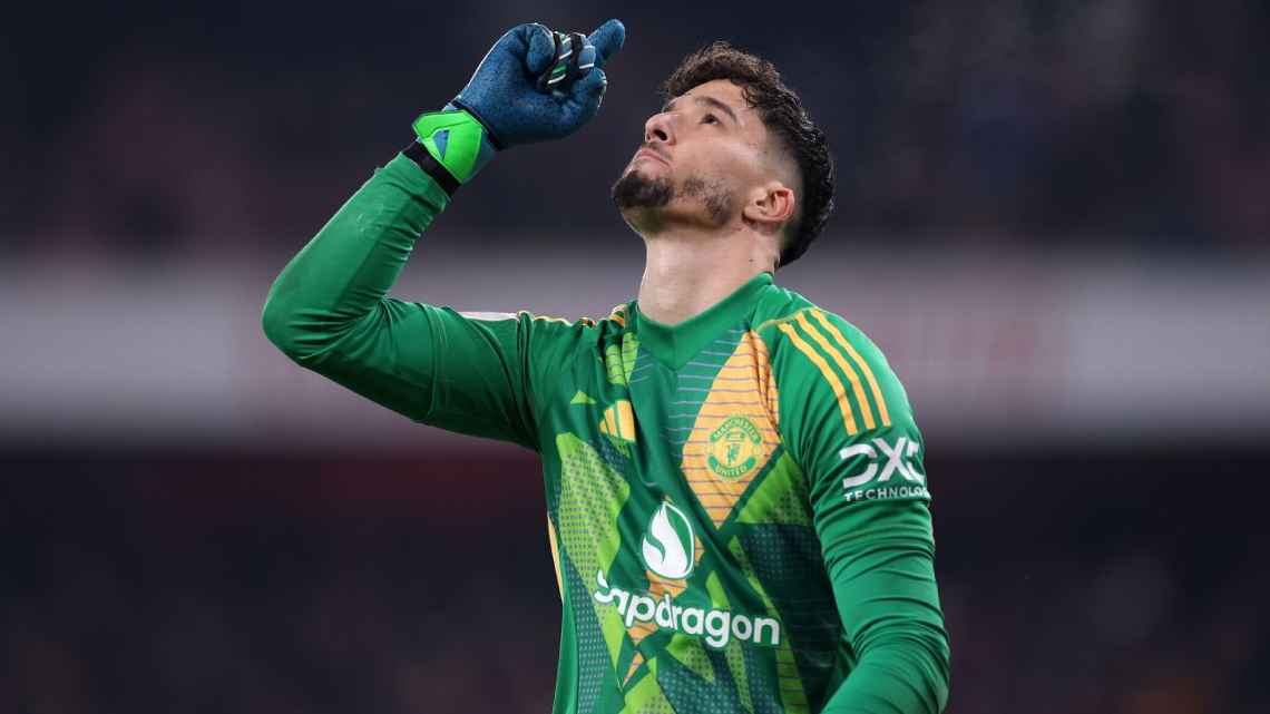 Quem é o goleiro turco do United que brilhou em pênaltis e mandou Arsenal para casa na Copa da Inglaterra