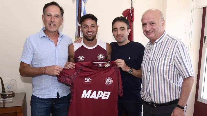 Lautaro Acosta renovó en Lanús y va por el récord de presencias