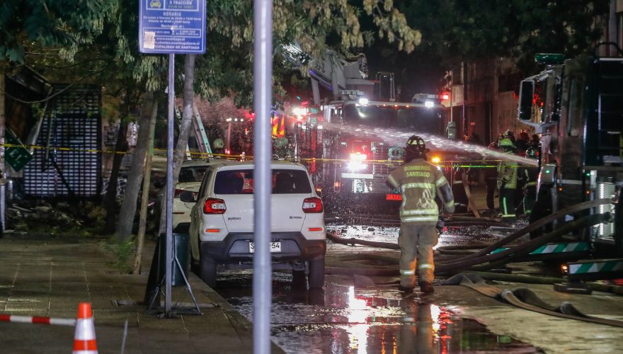 VIDEOS – Incendio en Santiago Centro obliga a suspender el tránsito: qué calles están cortadas