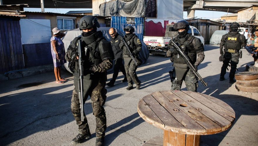 VIDEO – Masivo operativo para demoler casi una veintena de viviendas en la toma de Maipú