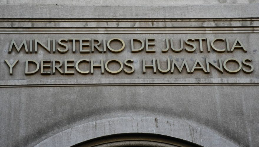 Cómo postular a las ofertas laborales del Ministerio de Justicia: sueldos llegan hasta $2,9 millones