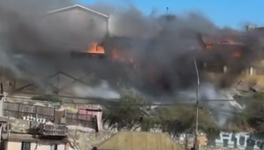 VIDEOS – Incendio se desata en Valparaíso y ya consume seis viviendas en el cerro Cordillera