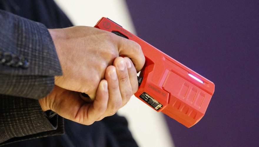 La Moneda descarta entregar pistolas taser a guardias municipales: “No queremos policías express”