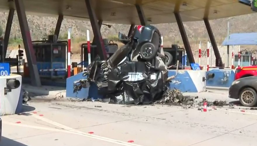 VIDEO – El momento exacto del violento choque en peaje de la autopista Acceso Sur