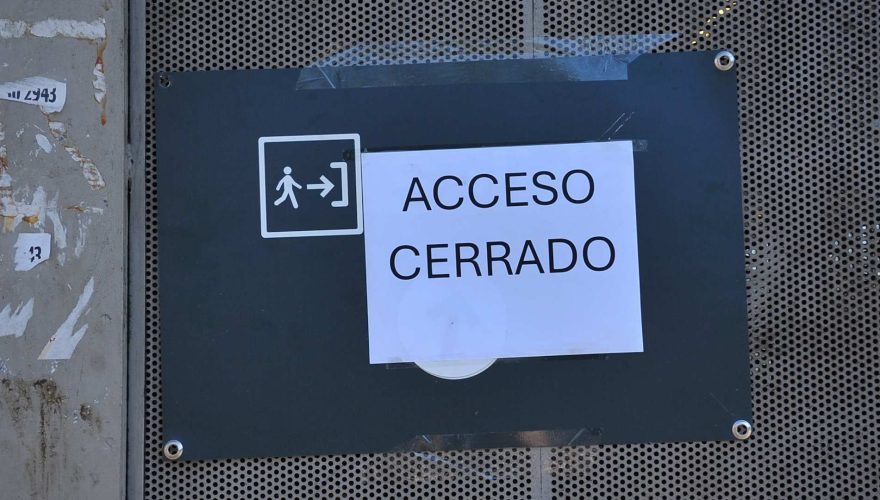 Estos son los tres accesos de Metro de Santiago que permanecen cerrados por inseguridad en el sector