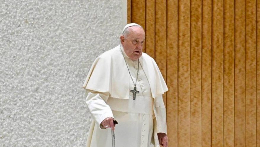 Confirman leve mejoría en la salud del papa Francisco, pero el pronóstico sigue siendo reservado