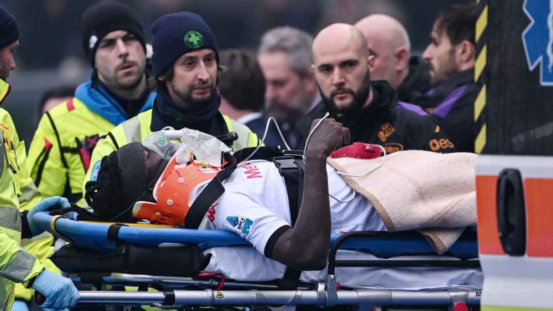 Atacante da Fiorentina é levado ao hospital após joelhada na cabeça e susto em campo