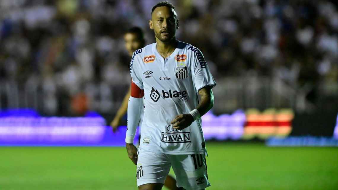 Neymar revela como foi troca hilária de provocações com torcida da Inter de Limeira antes de gol olímpico pelo Santos