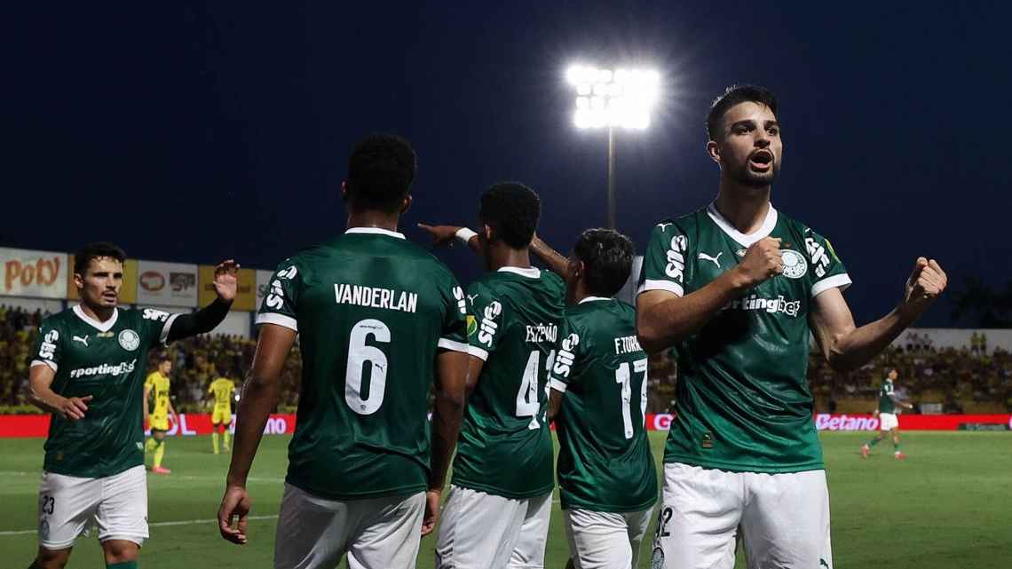 Palmeiras vence, conta com ‘ajuda’ e se classifica no Paulista; Corinthians, São Paulo e Santos avançam em 1º lugar