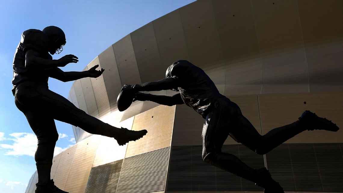 Quem é e por que jogador foi homenageado com estátua no Superdome, casa do Super Bowl LIX