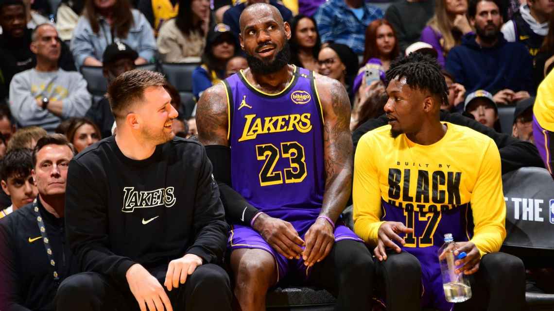 Sob olhares de Doncic, Lakers freiam Curry e batem Warriors com recital de LeBron