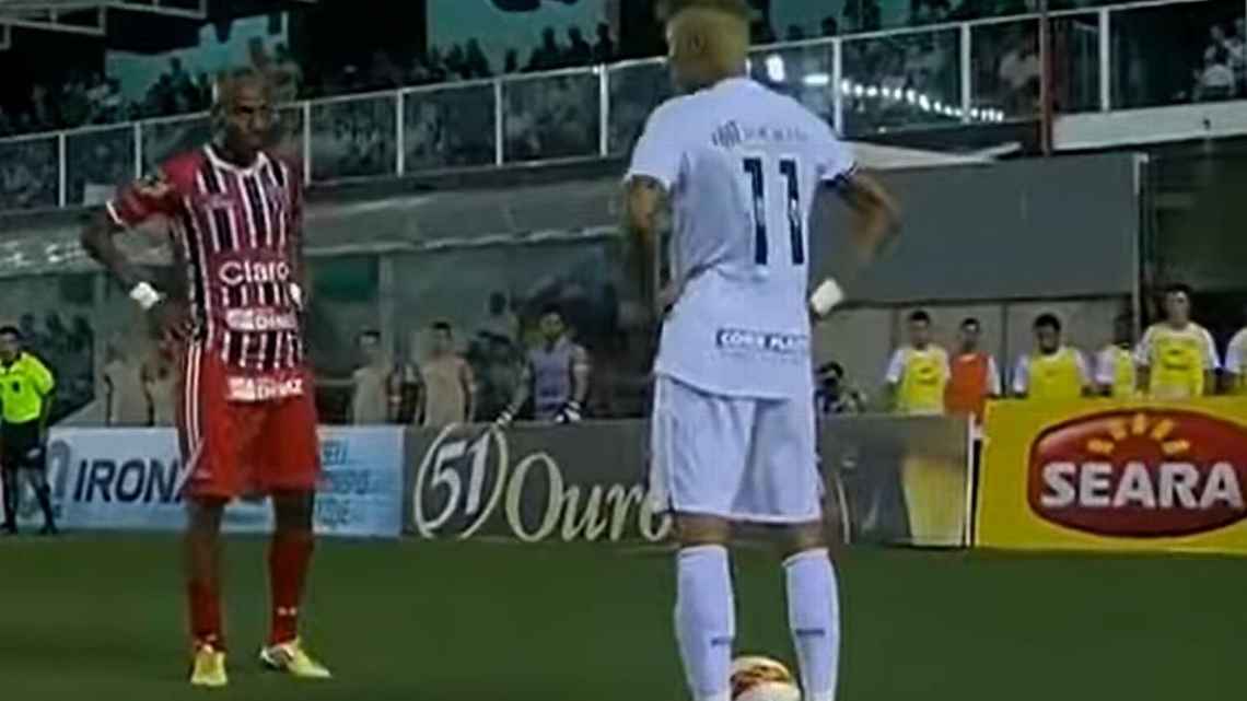 Chapéu histórico de Neymar em Santos x Botafogo-SP deixou até ‘vítima’ feliz: ‘Fui bobo de ir lá’