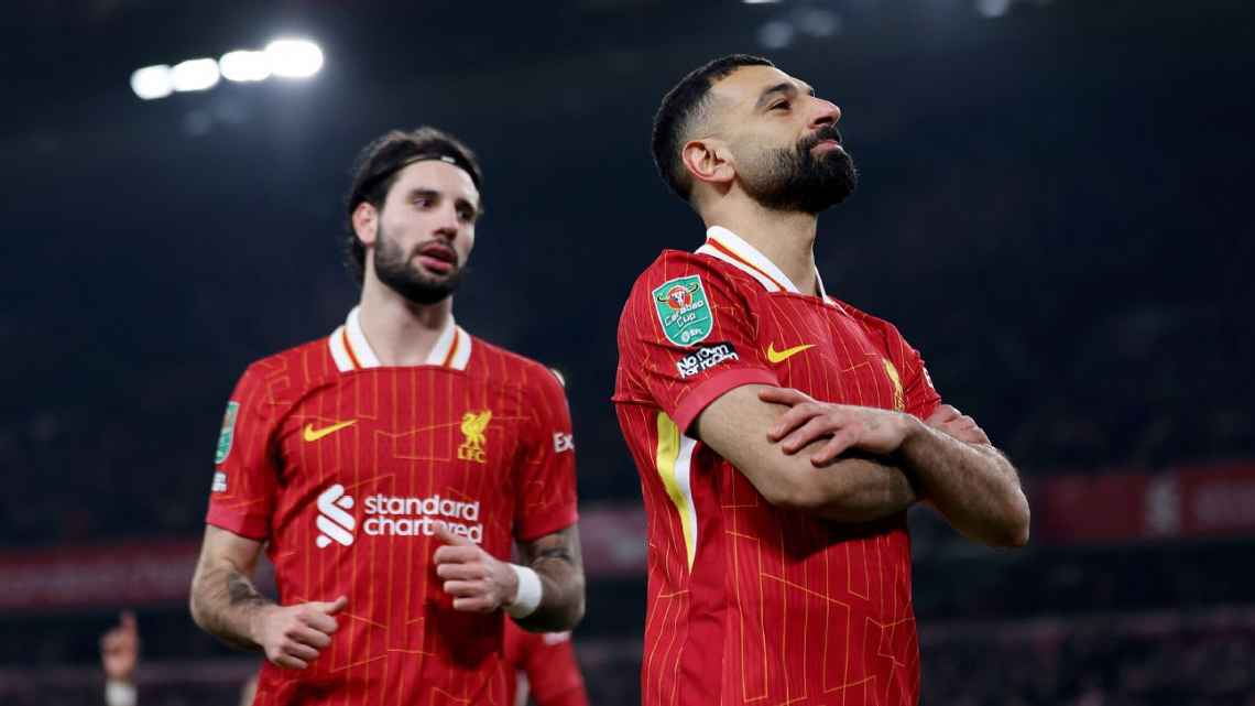 Salah faz ‘golaço de pênalti’, Liverpool atropela Tottenham e vai à final da Copa da Liga Inglesa