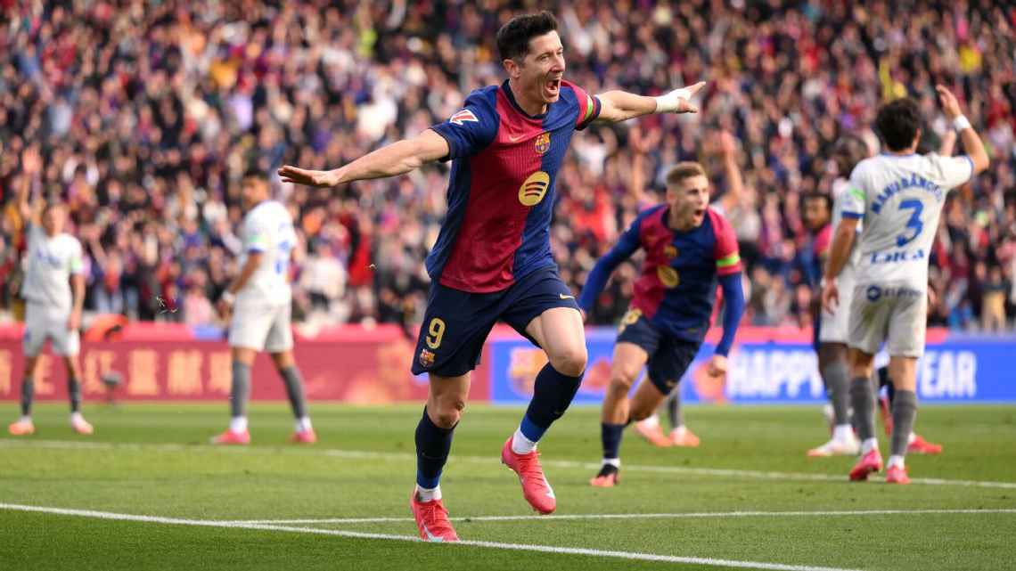 Barcelona ‘acorda’ no segundo tempo, vence Alavés com gol de Lewandowski e encosta nos líderes de LALIGA